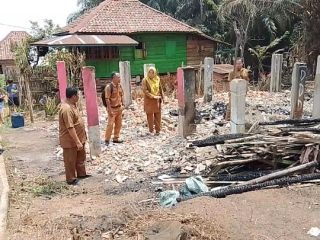 Peduli Siswa Terdampak, Kadisdikbud Lahat Serahkan Bantuan ke M. Deva Alfarozi Korban Kebakaran