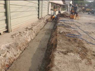 Perbaikan PSU Kawasan Pemukiman Kumuh Kelapa Gading Barat Jakut Dapat Pujian Dari Warga Sekitar, Saluran U - ditch Didasari Lantai Kerja.